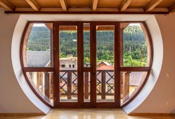 Hotel Posta has rooms with a private hot tub