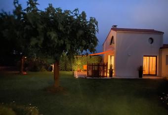 La Petite Chauni  re has Balcony rooms