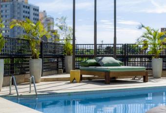 Monreale Plus Midtown Campinas has rooms with a private hot tub