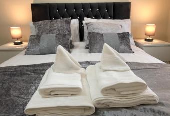 GREEN APARTMENTS UNIQUE EXECUTIVE LUXURY allows 18 year olds to book a room