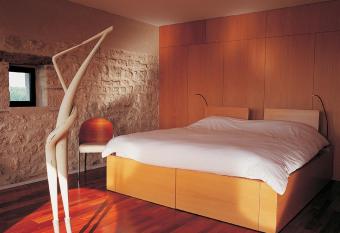 Ch  teau de Salettes has rooms with a private hot tub