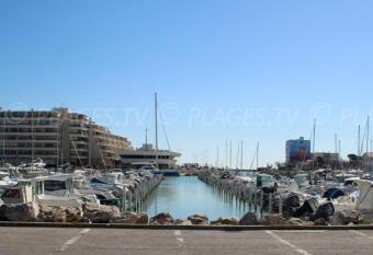 Appartement sur le port proche plage allows 18 year olds to book a room