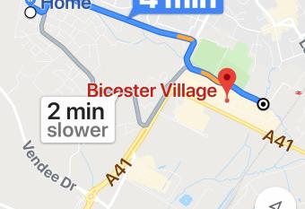 The Coach House & Spa Nr Bicester Village has rooms with a private hot tub