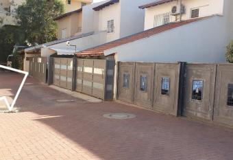 Hamedina de Silvina allows 18 year olds to book a room