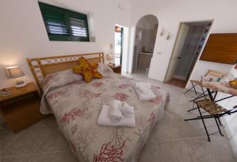 Il corallo rosso allows 18 year olds to book a room