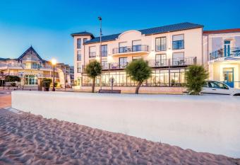 Les Flots - H  tel et Restaurant face    l oc  an - Ch  telaillon-Plage has Balcony rooms