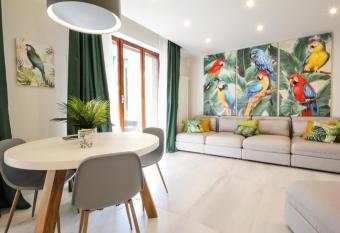 Parrots & Palms has Balcony rooms