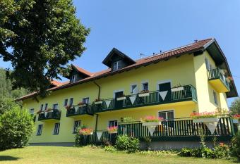 Bauernhof Podorn has Balcony rooms