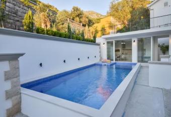 Apartments Vuk  i   has Balcony rooms