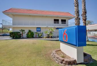 Motel 6-Tempe, Az - Broadway - Asu allows 18 year olds to book a room