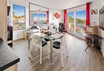 R  SIDENCE ALCANTARA vue sur mer allows 18 year olds to book a room