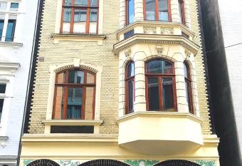 Jugendstilhaus Riverside City Appartements f  r Urlaub und Business allows 18 year olds to book a room