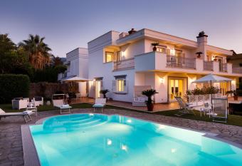 Villa D Esposito - Sorrento Coast has rooms with a private hot tub