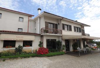 Senhor dos Perdoes Alojamento Local allows 18 year olds to book a room