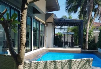 Banamphur Pool Villa has Balcony rooms