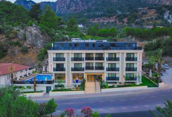 AMOSS  A Elite Boutique Hotel allows 18 year olds to book a room