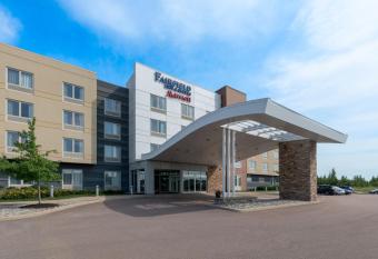 Fairfield Inn & Suites by Marriott Moncton allows 18 year olds to book a room