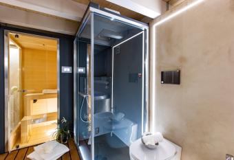 Luxury Wellness Verona Spa has rooms with a private hot tub