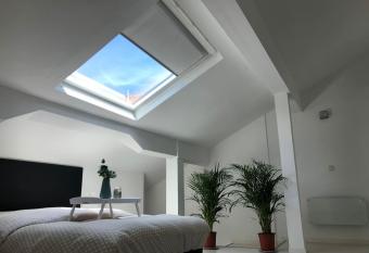   tico D  plex en Vigo allows 18 year olds to book a room