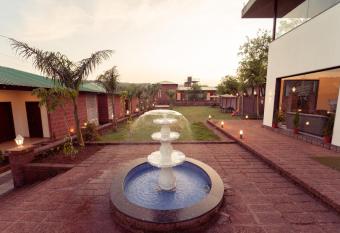 La Serene Resort and Spa has rooms with a private hot tub