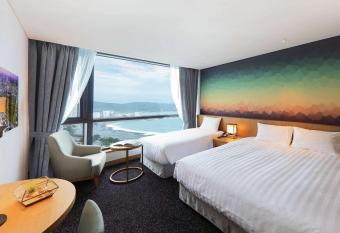 Mercure Ambassador Ulsan allows 18 year olds to book a room