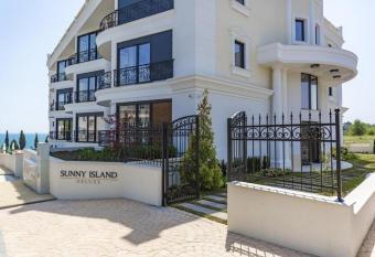 Azur Apartment Deluxe has Balcony rooms