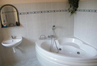 Penzion R    ov   hr  dek has rooms with a private hot tub