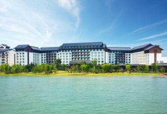 Crowne Plaza Wuxi Lake View, an IHG Hotel has Balcony rooms