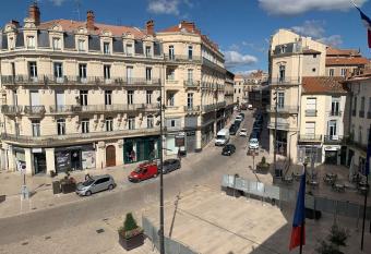 Magnifique appartement Beziers Centre Historique avec parking allows 18 year olds to book a room