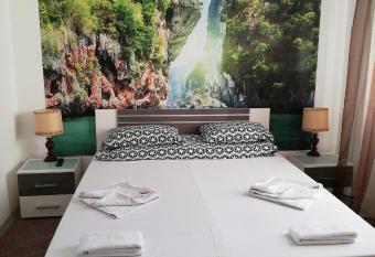 Hotel Hobby allows 18 year olds to book a room