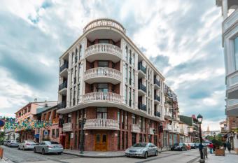 Hotel London has Balcony rooms