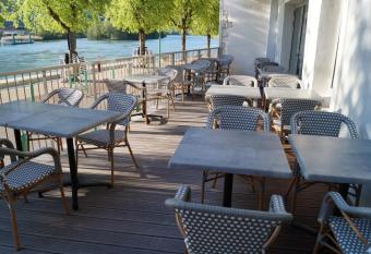 hotel du Rh  ne allows 18 year olds to book a room