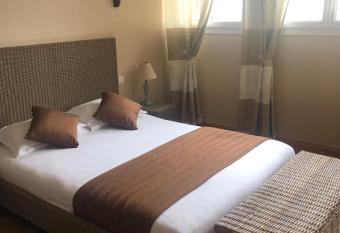 Roissy Chambres has rooms with a private hot tub