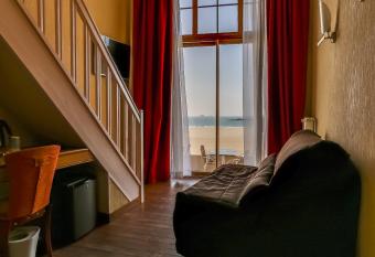 Hotel Kyriad Saint Malo Centre Plage allows 18 year olds to book a room