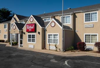 Red Roof Inn Springfield, MO allows 18 year olds to book a room