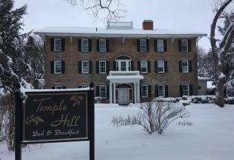 Temple Hill Bed and Breakfast has rooms with a private hot tub