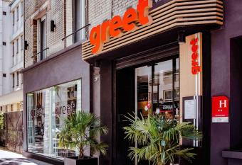 Greet Boulogne Billancourt Paris allows 18 year olds to book a room