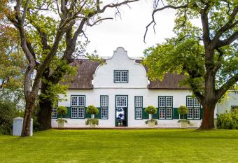 Hawksmoor House has Balcony rooms