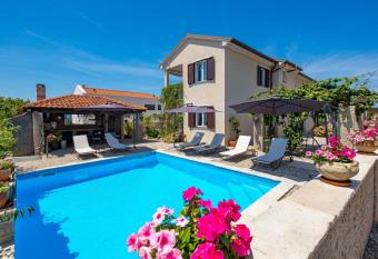 Apartments Bugenvila Brzac has Balcony rooms