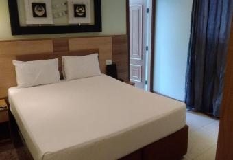 Hotel Luni has rooms with a private hot tub