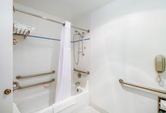 Red Lion Inn & Suites Seaside has rooms with a private hot tub