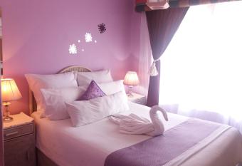 Reemaros Guest House has rooms with a private hot tub