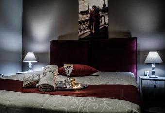 Gina s Studios allows 18 year olds to book a room