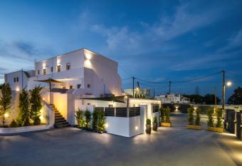 Potamida Suites has rooms with a private hot tub