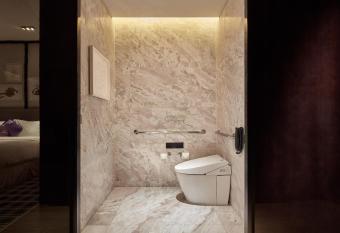 W Guangzhou - Free Canton Fair Shuttle Bus has rooms with a private hot tub