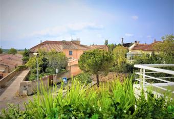 Tout confort ! Climatisation, Calme, Piscine, Parking Gratuit, Terrasse, Wifi allows 18 year olds to book a room