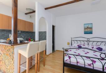 Studio apartman Ela allows 18 year olds to book a room