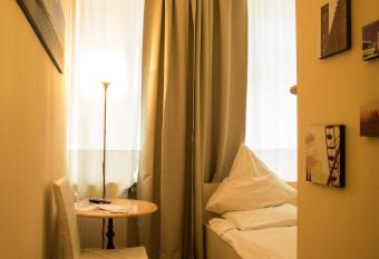 Hotel Monte Christo allows 18 year olds to book a room