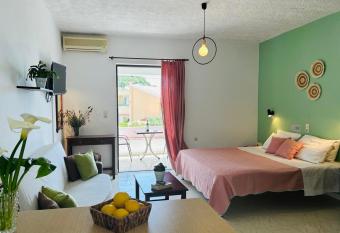 Rodakino   ay has Balcony rooms