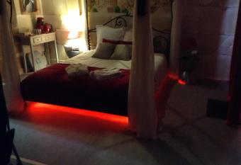 Chambre VENUS avec Jacuzzi privatif allows 18 year olds to book a room